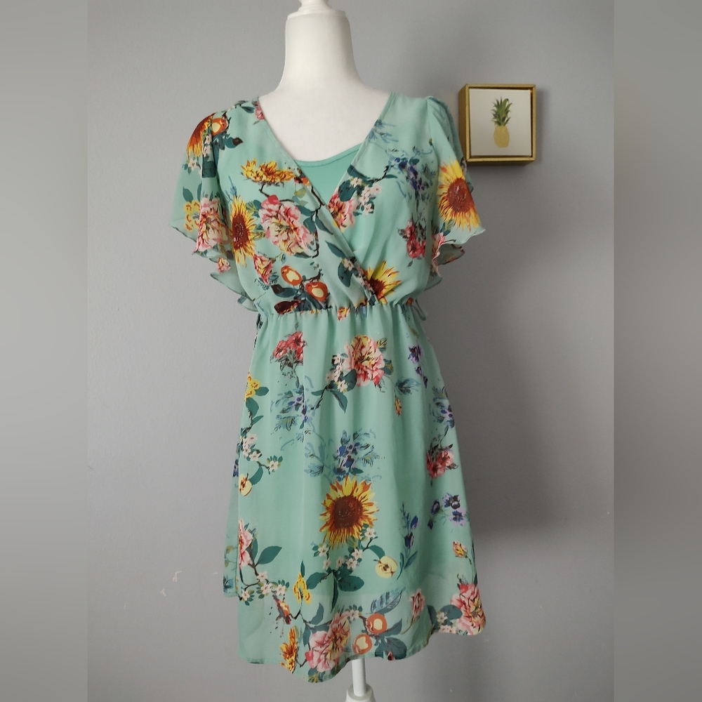 Dress Forever 21 Medium color Green  floral print Style Wrap Excellent Condition